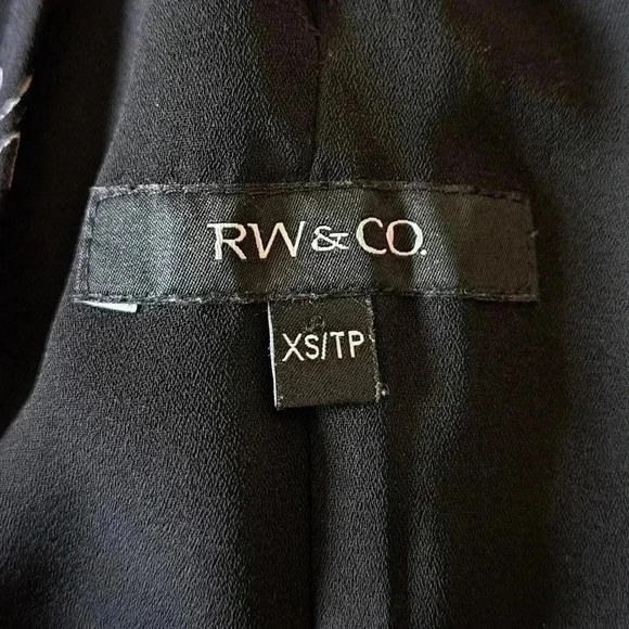 ❤️ RW&Co Sleeveless Blouse Floral Black and White Keyhole  Back Womens Size XS - Picture 5 of 10